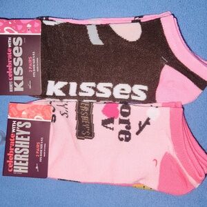NWT- 4 Pairs Of HERSHEY branded No Show Socks- Celebrate with Kisses